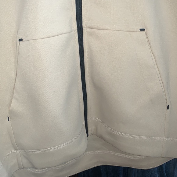 NWT Nike Sportswear Tech Fleece - Picture 4 of 5